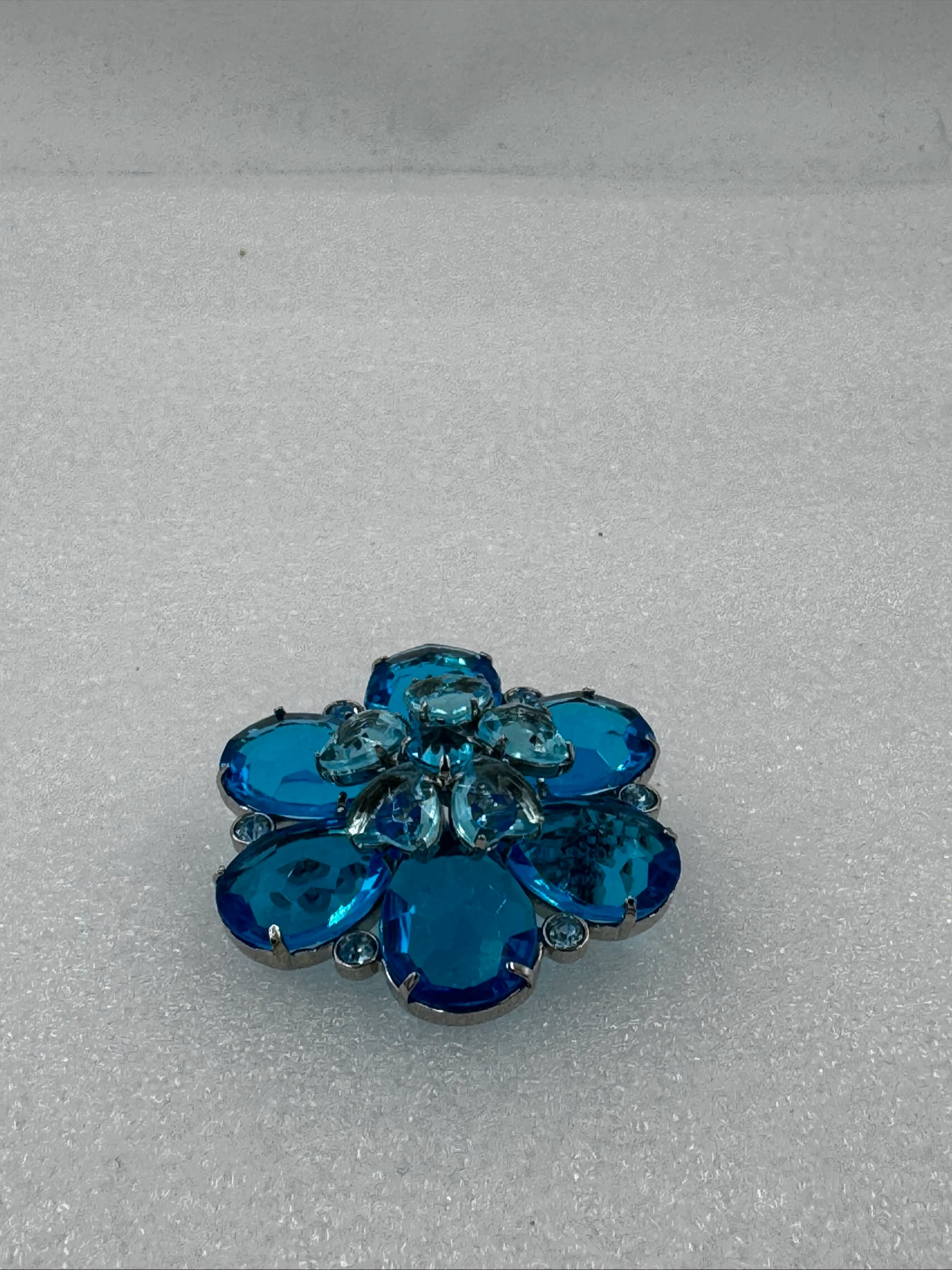 Prachtige Blauwe Broche met Kristallen - Bloem Design